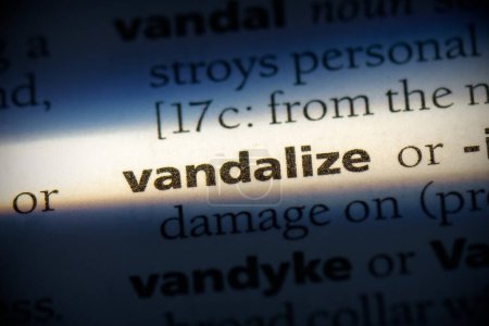 Foto de Vandalizar palabra, resaltado en el diccionario, vista de cerca - Imagen libre de derechos
