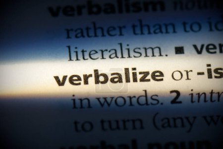Foto de Verbalizar palabra, resaltado en el diccionario, vista de cerca - Imagen libre de derechos