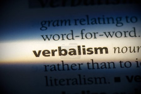 Foto de Palabra verbalismo, resaltado en el diccionario, vista de cerca - Imagen libre de derechos