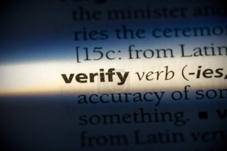 Foto de Verificar palabra, resaltado en el diccionario, vista de cerca - Imagen libre de derechos