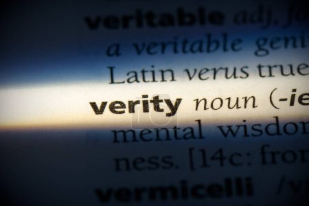 Foto de Verity word, resaltado en el diccionario, vista de cerca - Imagen libre de derechos
