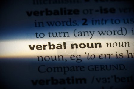 Foto de Palabra sustantivo verbal, resaltado en el diccionario, vista de cerca - Imagen libre de derechos