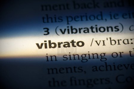 Foto de Vibrato palabra, resaltado en el diccionario, vista de cerca - Imagen libre de derechos