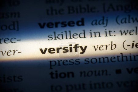 Foto de Versificar palabra, resaltado en el diccionario, vista de cerca - Imagen libre de derechos
