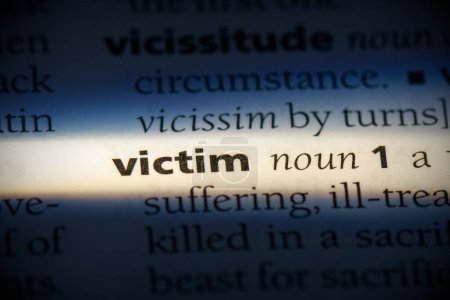 Téléchargez les photos : Mot de victime, surligné dans le dictionnaire, vue rapprochée - en image libre de droit