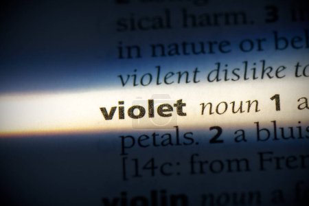 Téléchargez les photos : Mot violet, surligné dans le dictionnaire, vue rapprochée - en image libre de droit