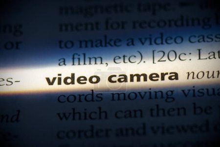 Foto de Palabra de cámara de vídeo, resaltado en el diccionario, vista de cerca - Imagen libre de derechos