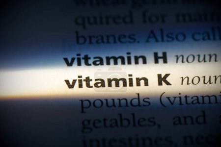 Foto de Vitamina K palabra, resaltado en el diccionario, vista de cerca - Imagen libre de derechos