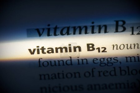 Foto de Vitamina b12 palabra, resaltado en el diccionario, vista de cerca - Imagen libre de derechos