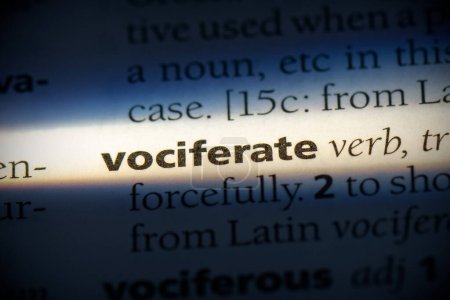 Foto de Vociferar palabra, resaltado en el diccionario, vista de cerca - Imagen libre de derechos