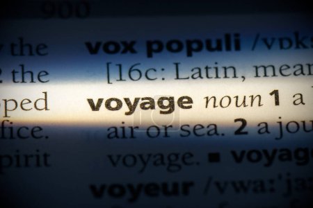 Téléchargez les photos : Mot voyage, surligné dans le dictionnaire, vue de près - en image libre de droit