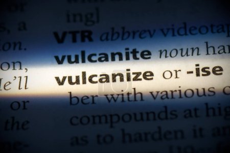 Foto de Vulcanizar palabra, resaltado en el diccionario, vista de cerca - Imagen libre de derechos