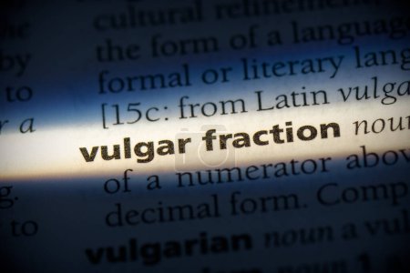 Foto de Palabra de fracción vulgar, resaltada en el diccionario, vista de cerca - Imagen libre de derechos