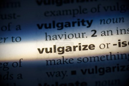 Foto de Vulgarizar la palabra, resaltado en el diccionario, vista de cerca - Imagen libre de derechos