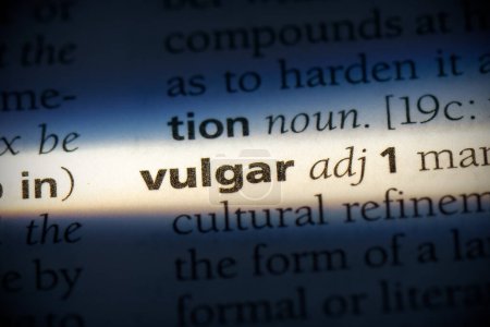 Téléchargez les photos : Mot vulgaire, surligné dans le dictionnaire, vue de près - en image libre de droit