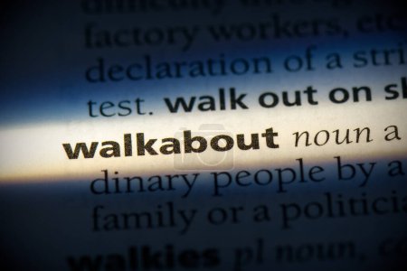 Téléchargez les photos : Walkabout word, surligné dans le dictionnaire, vue rapprochée - en image libre de droit