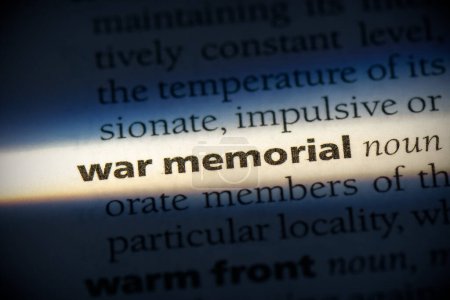 Foto de Palabra conmemorativa de guerra, resaltado en el diccionario, vista de cerca - Imagen libre de derechos
