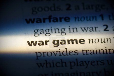 Téléchargez les photos : Wargame word, surligné dans le dictionnaire, vue rapprochée - en image libre de droit