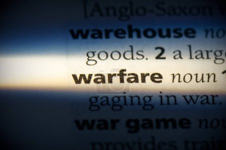 Foto de Palabra de guerra, resaltado en el diccionario, vista de cerca - Imagen libre de derechos