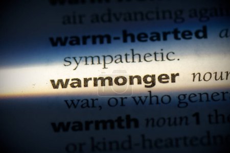 Foto de Warmonger palabra, resaltado en el diccionario, vista de cerca - Imagen libre de derechos