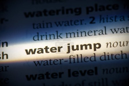 Foto de Palabra salto de agua, resaltado en el diccionario, vista de cerca - Imagen libre de derechos