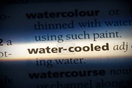 Foto de Palabra refrigerada por agua, resaltado en el diccionario, vista de cerca - Imagen libre de derechos