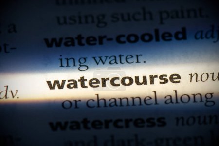 Foto de Palabra de curso de agua, resaltado en el diccionario, vista de cerca - Imagen libre de derechos