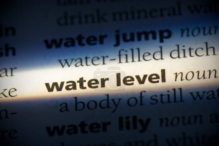 Foto de Palabra de nivel de agua, resaltado en el diccionario, vista de cerca - Imagen libre de derechos