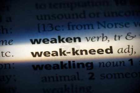 Foto de Palabra débil-kneed, resaltado en el diccionario, vista de cerca - Imagen libre de derechos