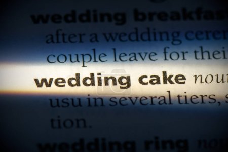 Foto de Palabra pastel de boda, resaltado en el diccionario, vista de cerca - Imagen libre de derechos