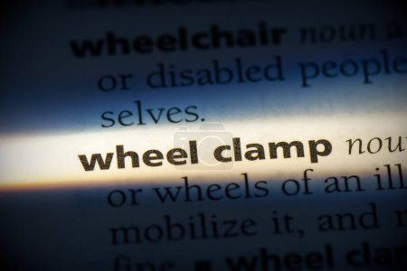 Foto de Palabra de abrazadera de rueda, resaltado en el diccionario, vista de cerca - Imagen libre de derechos