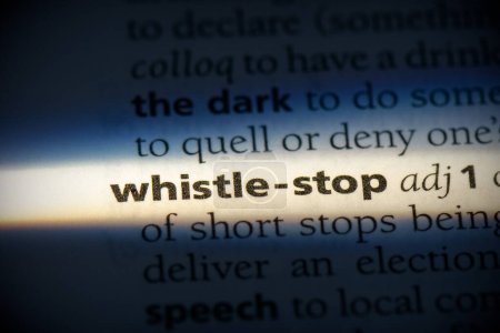 Téléchargez les photos : Whistle-stop word, surligné dans le dictionnaire, vue de près - en image libre de droit