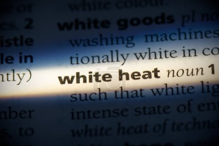 Téléchargez les photos : Mot de chaleur blanc, surligné dans le dictionnaire, vue rapprochée - en image libre de droit