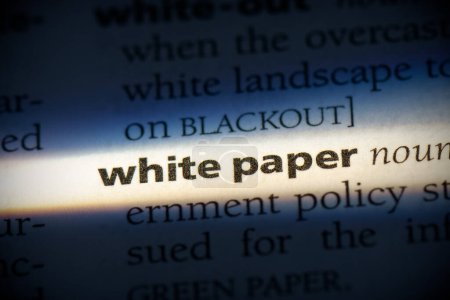 Téléchargez les photos : Mot de papier blanc, surligné dans le dictionnaire, vue rapprochée - en image libre de droit