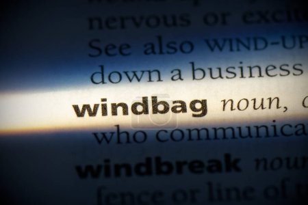 Foto de Palabra windbag, resaltado en el diccionario, vista de cerca - Imagen libre de derechos