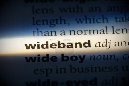 Foto de Palabra de banda ancha, resaltado en el diccionario, vista de cerca - Imagen libre de derechos