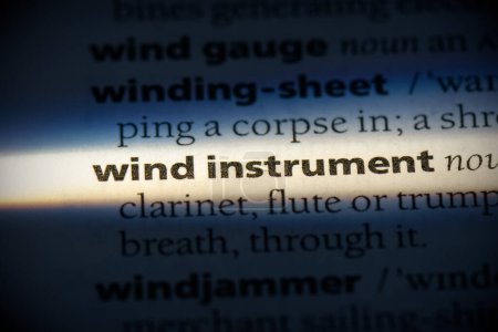 Foto de Instrumento palabra viento, resaltado en el diccionario, vista de cerca - Imagen libre de derechos