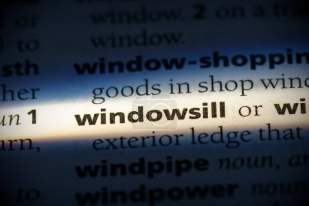 Foto de Palabra windowsill, resaltado en el diccionario, vista de cerca - Imagen libre de derechos