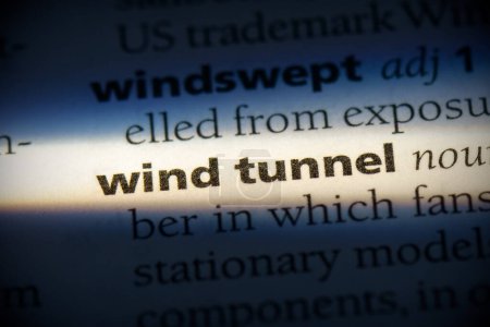 Foto de Palabra túnel de viento, resaltado en el diccionario, vista de cerca - Imagen libre de derechos