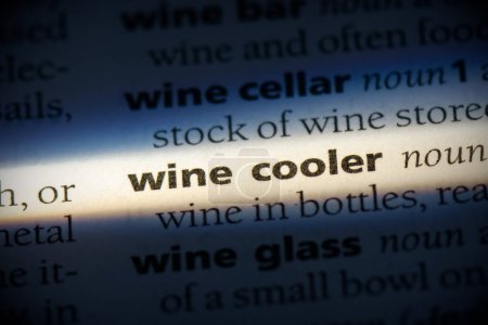 Foto de Palabra más fresca vino, resaltado en el diccionario, vista de cerca - Imagen libre de derechos