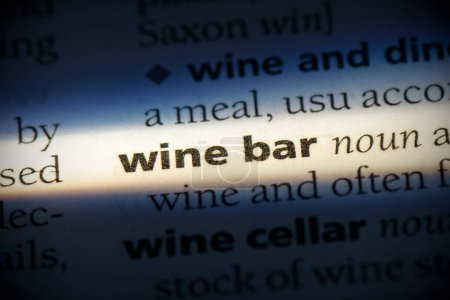 Foto de Palabra bar de vinos, resaltado en el diccionario, vista de cerca - Imagen libre de derechos
