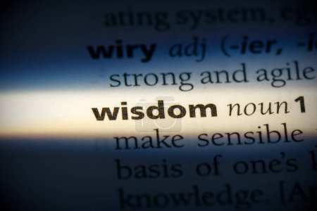 Foto de Palabra sabiduría, resaltado en el diccionario, vista de cerca - Imagen libre de derechos