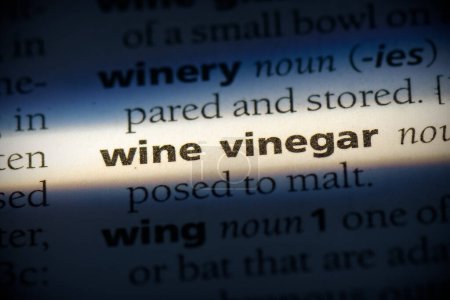 Téléchargez les photos : Mot vinaigre de vin, mis en évidence dans le dictionnaire, vue rapprochée - en image libre de droit