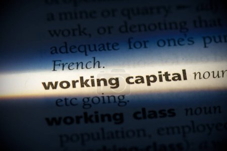 Foto de Palabra capital de trabajo, resaltado en el diccionario, vista de cerca - Imagen libre de derechos