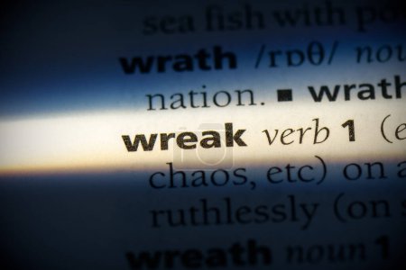Téléchargez les photos : Wreak word, surligné dans le dictionnaire, vue rapprochée - en image libre de droit