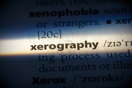 Téléchargez les photos : Xérographie mot, surligné dans le dictionnaire, vue de près - en image libre de droit