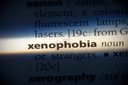 Foto de Xenofobia palabra, resaltado en el diccionario, vista de cerca - Imagen libre de derechos