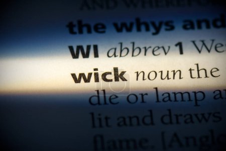 Téléchargez les photos : Wick word, surligné dans le dictionnaire, vue rapprochée - en image libre de droit