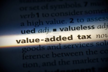 Foto de Palabra del impuesto sobre el valor añadido, resaltada en el diccionario, vista de cerca - Imagen libre de derechos