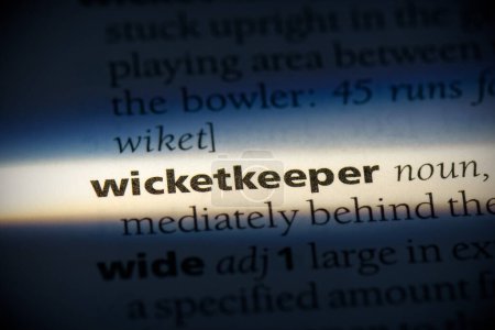 Foto de Wicketkeeper palabra, resaltado en el diccionario, vista de cerca - Imagen libre de derechos